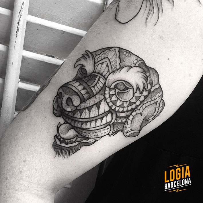 tatuaje_brazo_perro_ornamental_blackwork_Dalmau_Tattoo_Logia_Barcelona 